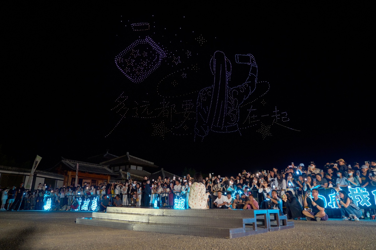 Шоу дронов на день рождения Бай Лу