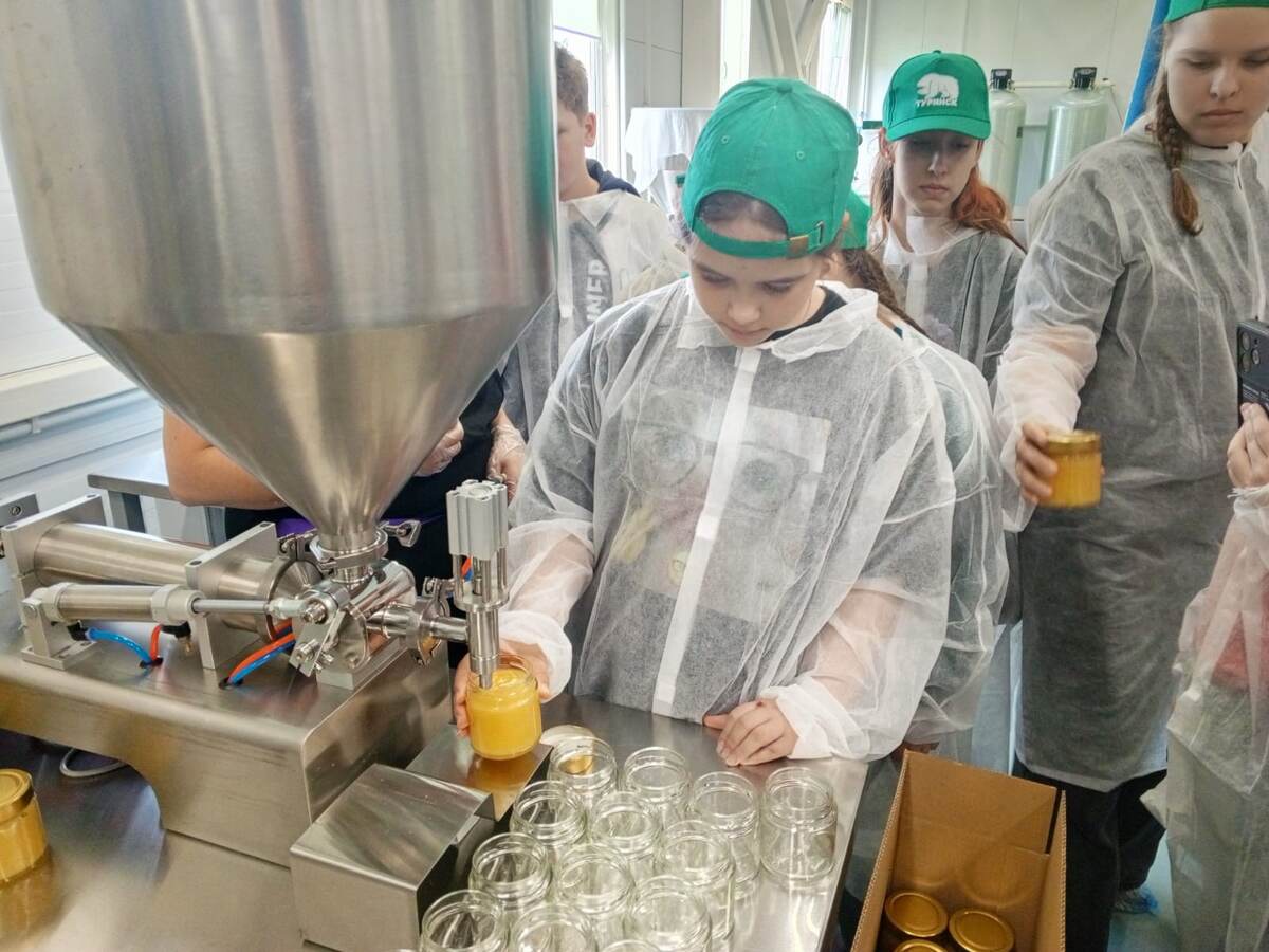 Гости могут лично выпустить свою партию мёда 