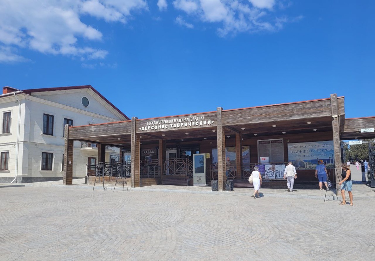 Кассы на площади перед входом в Старый Херсонес, за спиной - Новый Херсонес