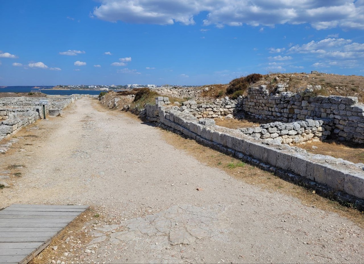 Пройдемся по главной улице Херсонеса, которая ведет к морю