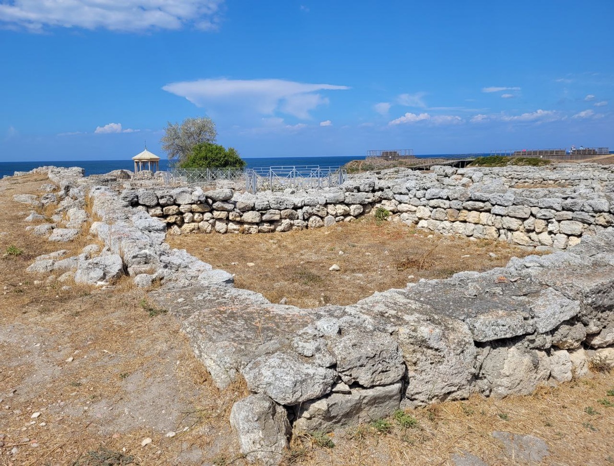 Беседка вдали: баптистерий-крещальня