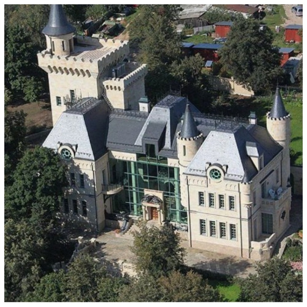 Шестиэтажный замок с 20 комнатами, бассейном и подземным гаражом