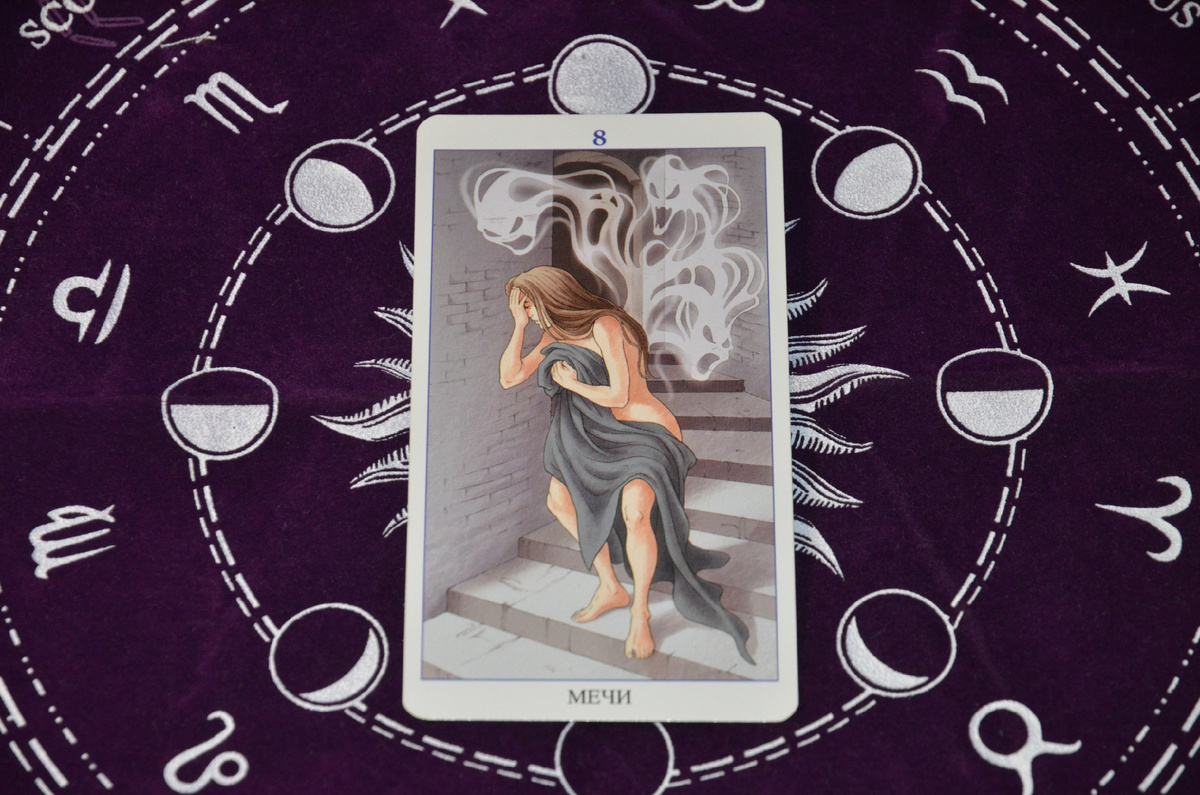 Таро расклад: Мужчина молчит. Нужно ли женщине начать общение первой?