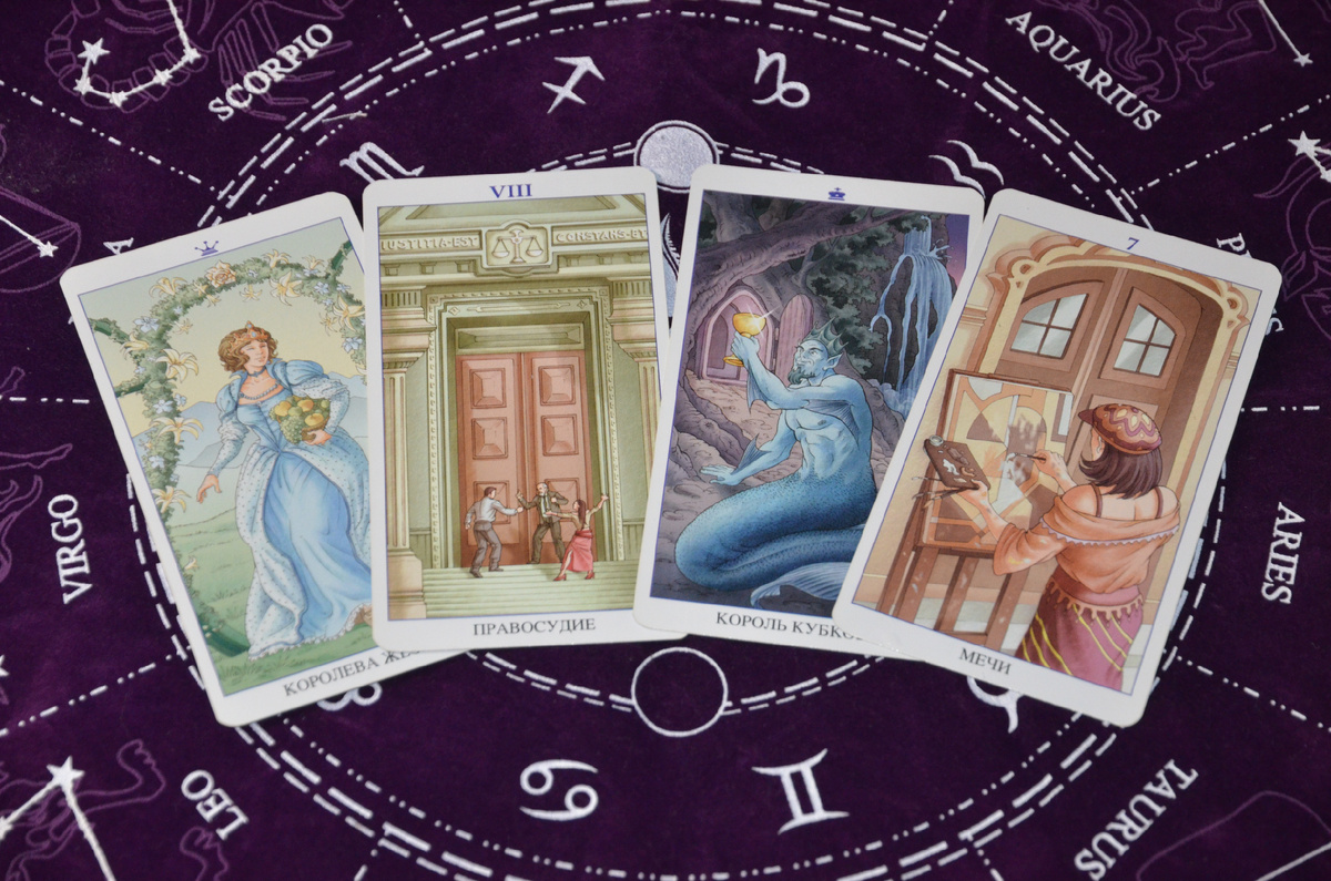 Таро расклад: Мужчина молчит. Нужно ли женщине начать общение первой?