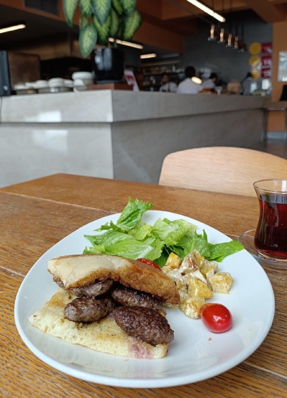 Классика турецких перекусов: 5 кофте из чистого мяса, салат из фермерских овощей в авторском соусе. Просто, но вкусно. И дешево: 400 лир за обед в центре Стамбула можно найти разве что в столовых.