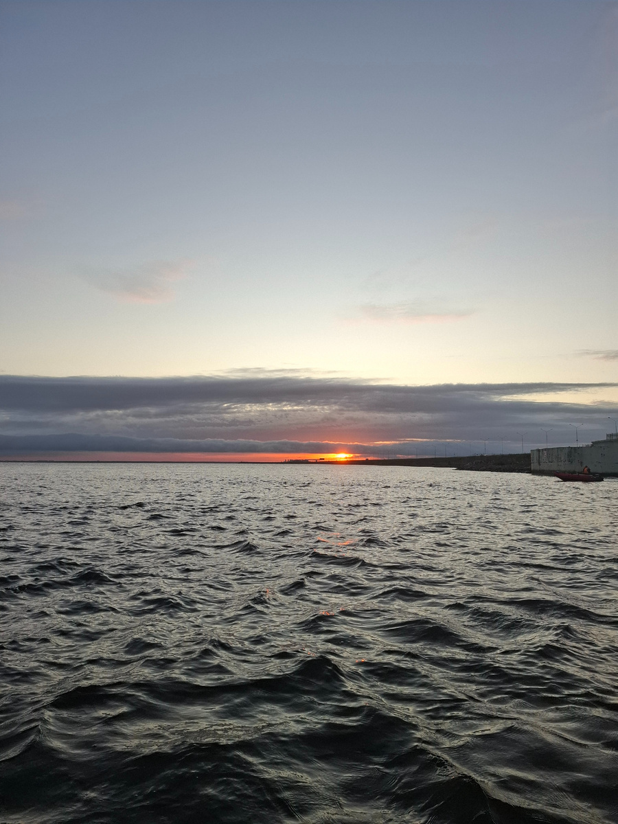 Утренний рассвет на дамбе Финского залива