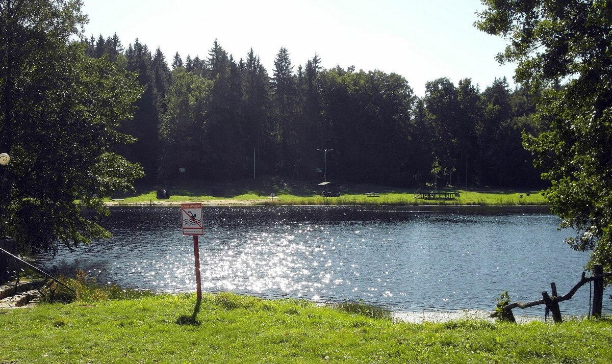 Озеро Литовка со стороны арт-комплекса. Фото: ꟿ, 21.09.2025