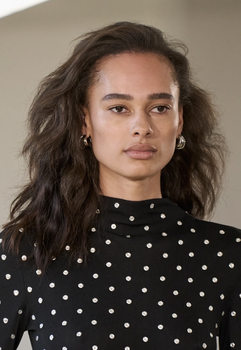    Надписи на губах и прически как в детстве: бьюти-тренды Недель моды в Нью-Йорке и Лондоне (фото 2)