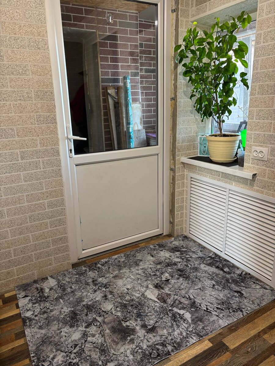 С началом дождей и первых заморозков мы вынуждены ежедневно проводить влажную уборку, потому что помимо пыли и песка на полу оказываются: сухие листья, мелкие камни и водяные подтёки. Зачем же усложнять себе жизнь, когда можно приобрести качественный придверный коврик? 