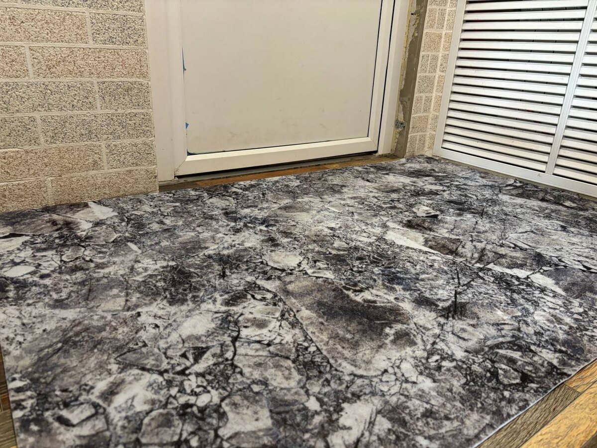 Мы так и сделали, на Wildberries в магазине Shahintex нашли идеально подходящий по цене, размеру и качеству коврик, и прихожая сразу приобразилась, стала светлей и уютней. Это коврик из серии DIGITAL PRINT, на коврик нанесён красочный узор, основа ПВХ не скользит на любом напольном покрытии. Размер 100×150см помогает коврику смотреться органично в любом пространстве.