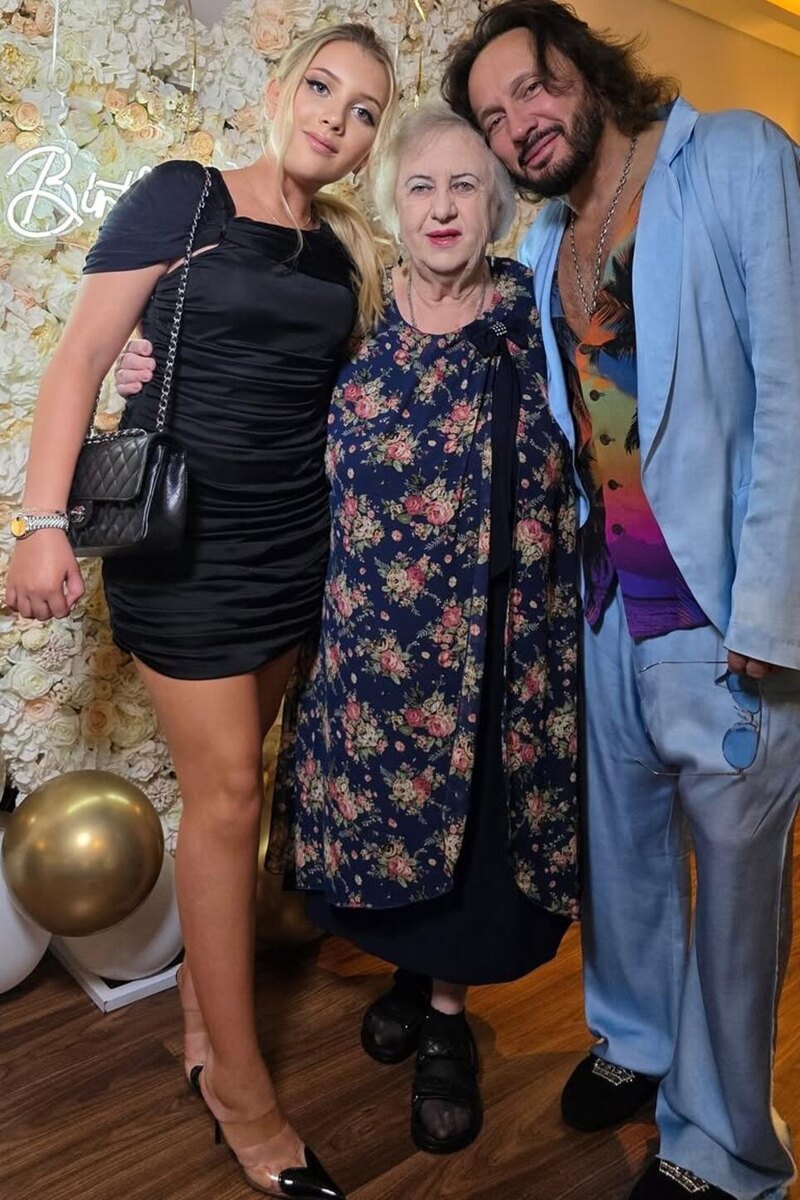    Стас Михайлов с мамой и дочерью Машей Социальные сети