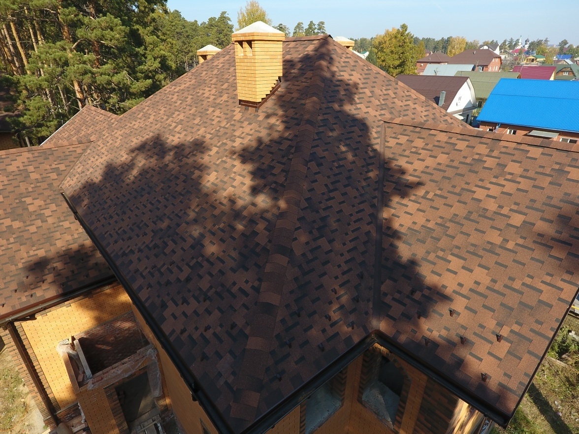 На фото гибкая черепица Docke Premium, Генуя. Гонты черепицы коллекции Генуя имеют иррегулярную форму нарезки и несколько вариантов цвета на выбор, включая традиционный цвет «Кофе».