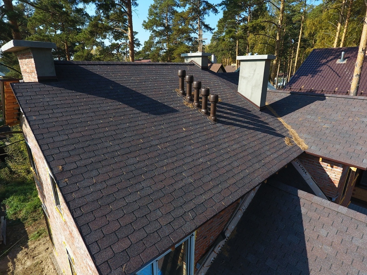 На фото гибкая черепица Premium, Женева, Изюм. Особенность линейки является использование SBS-модифицированного битума при производстве вместо окисленного. 