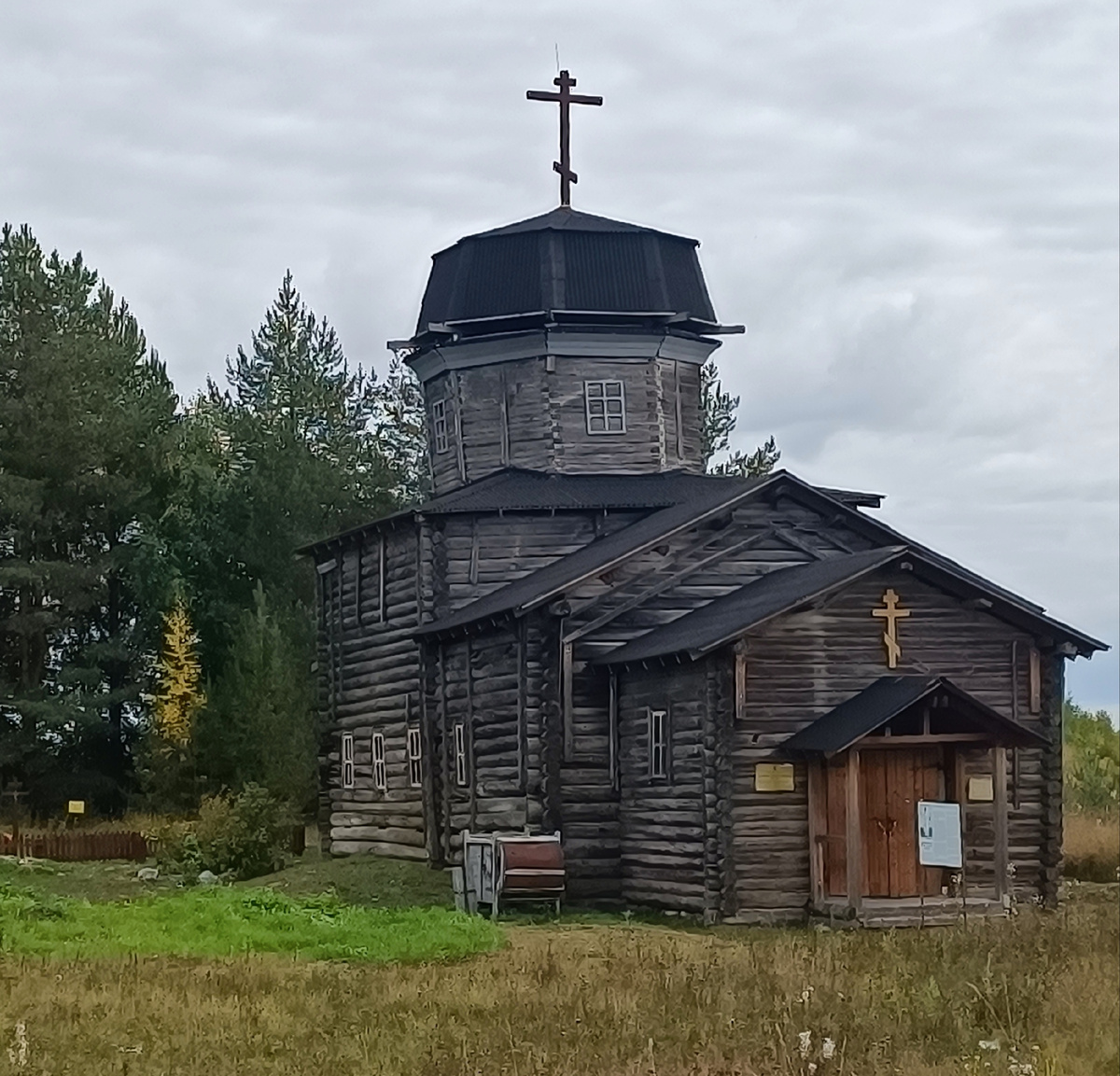 Храм, стоящий невдалеке от трассы, Архангельская область. 