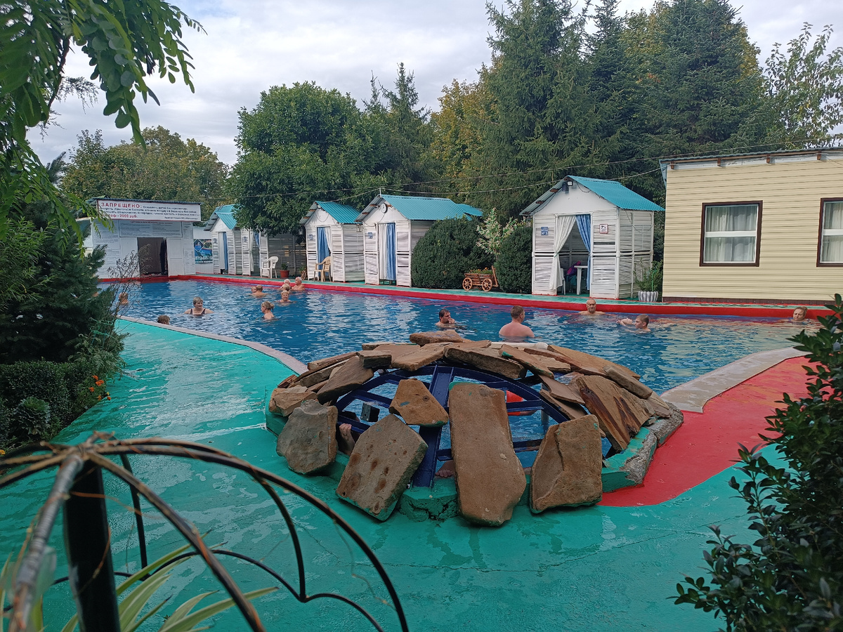 Бассейн с термальной водой