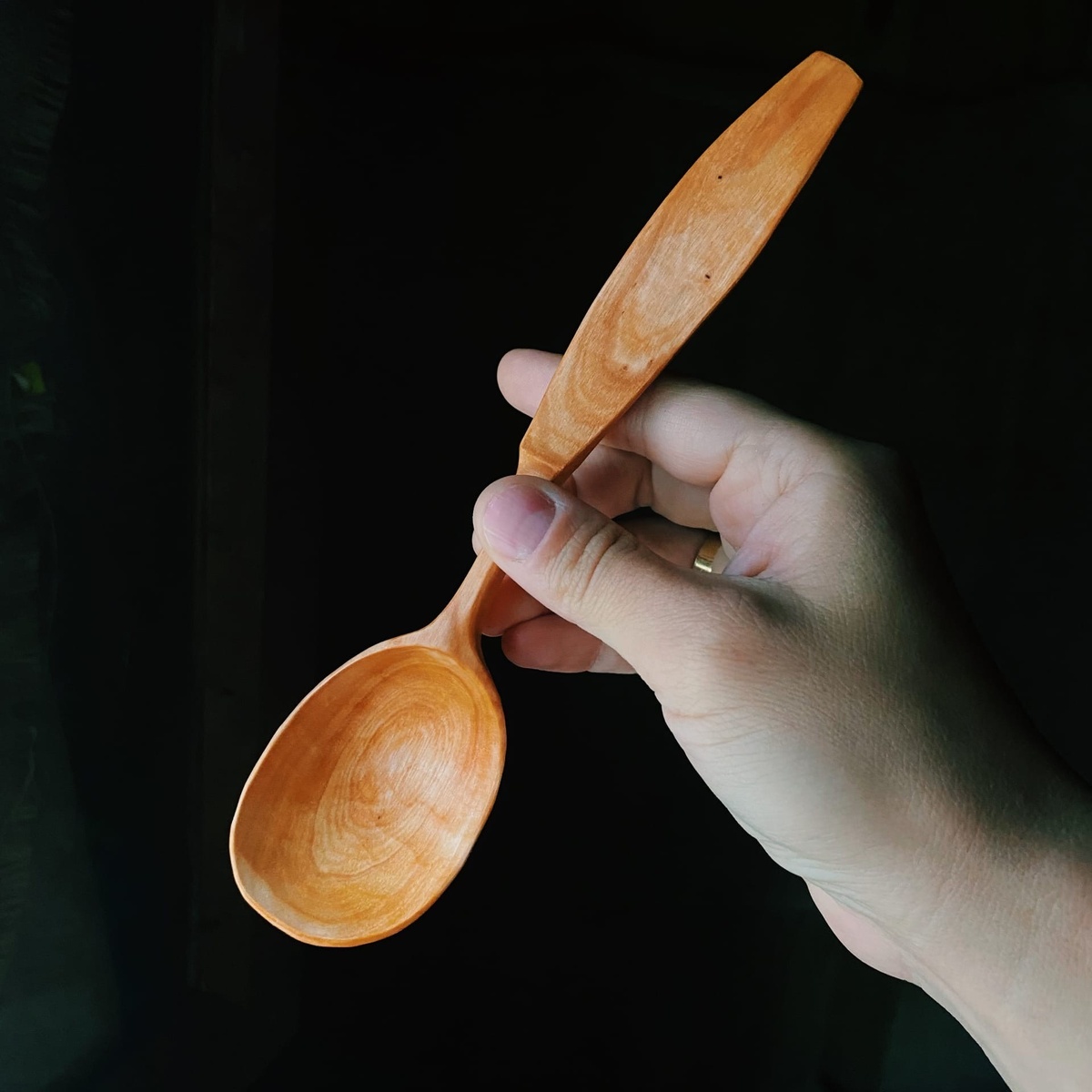 Ложка, вырезанная вручную из ольхи