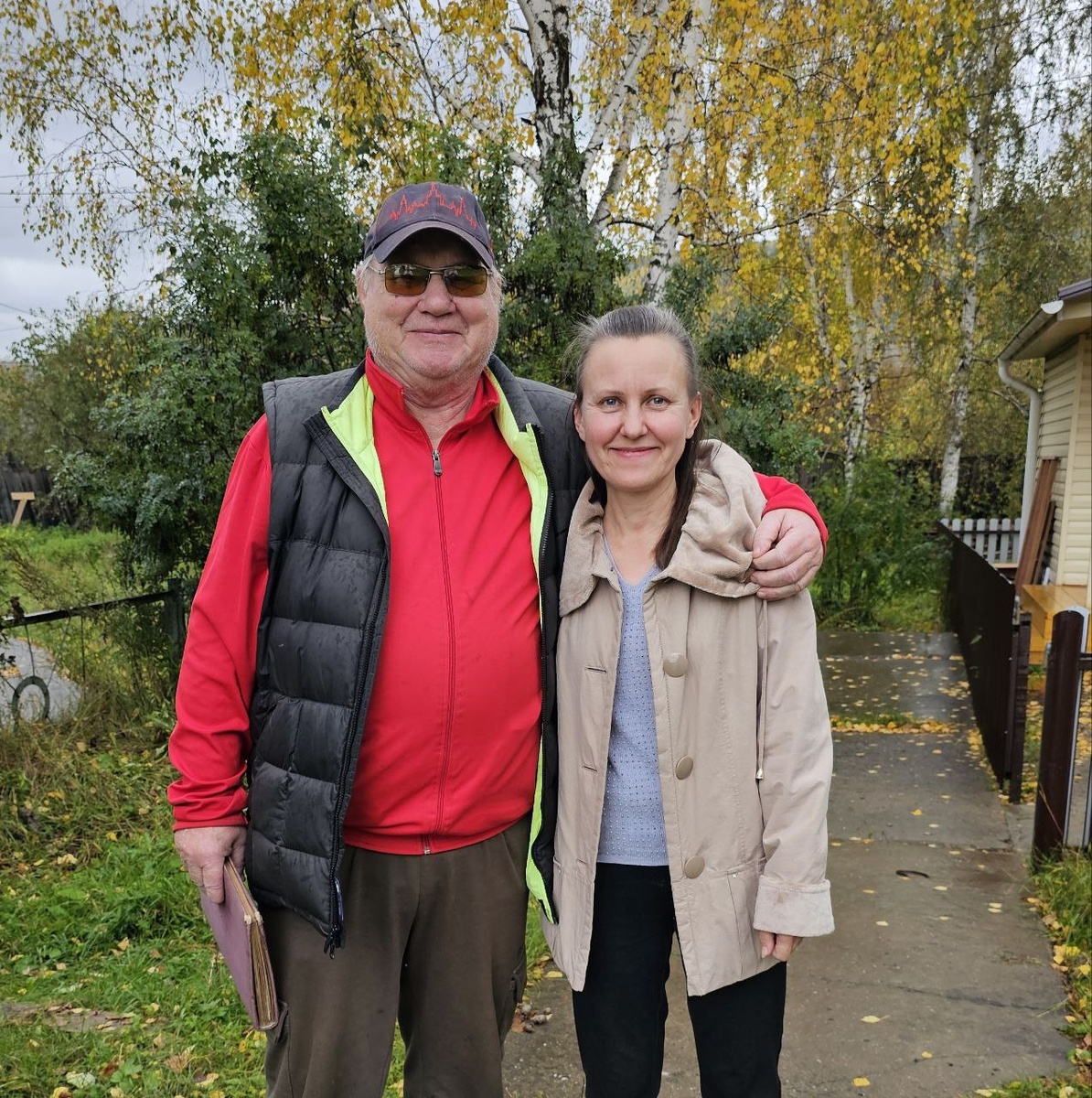 Корреспондент газеты "Ангарская правда" Светлана Захарченко и ее любимый учитель физкультуры Виктор Николаевич Петрович