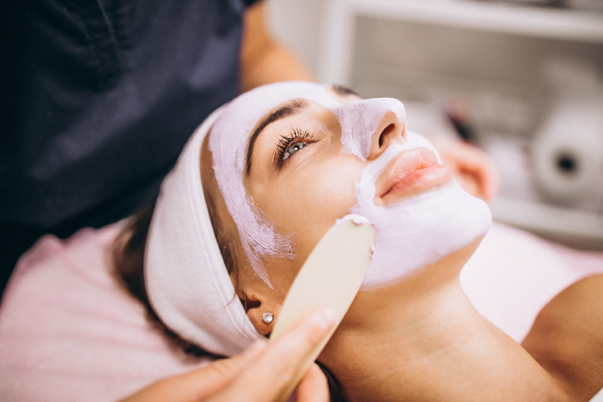Изображение от freepik: https://ru.freepik.com/free-photo/cosmetologist-applying-mask-face-client-beauty-salon_5578527.htm#fromView=search&page=3&position=3&uuid=7099f712-5bbd-4918-a22f-eae75dc930f2&query=пилинг