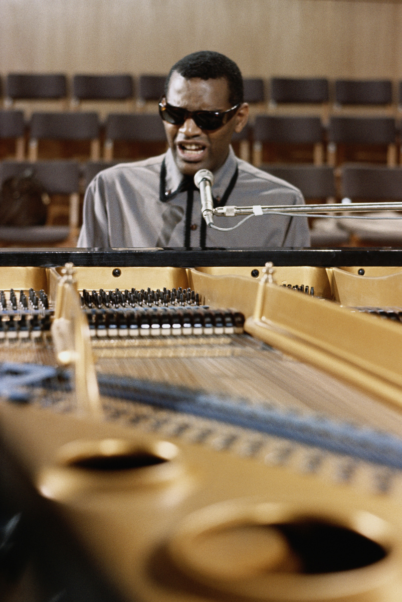    Тем не менее Чарльз продолжил музыкальное образование. Он изучал композицию, а также игру на саксофоне, кларнете, органе и трубе в школе для глухих и слепых. К 15 годам Рэй Чарльз потерял обоих родителей. Он ушёл из школы и стал зарабатывать, аккомпанируя танцевальным коллективам / Gettyimages.ru