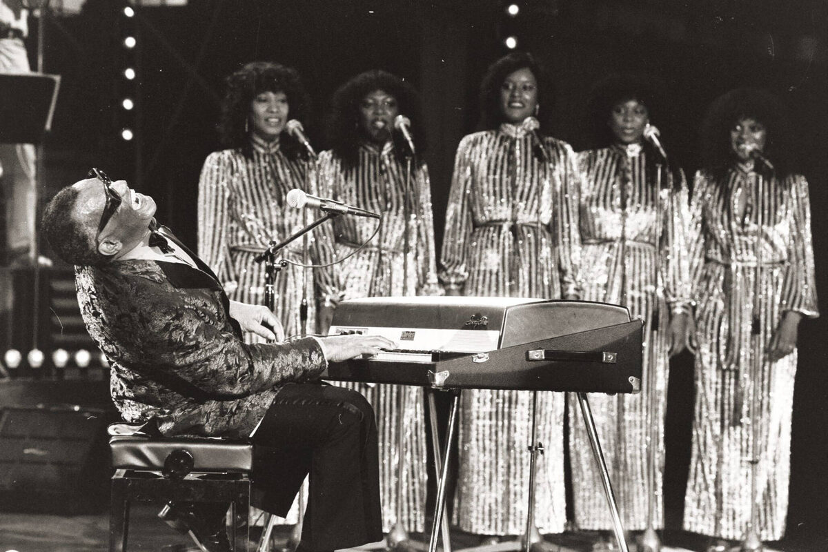    Музыкант отказался от фамилии Робинсон, чтобы его не путали с боксёром Шугаром Рэем Робинсоном. К 1947 году он перебрался в Сиэтл. Там Чарльз познакомился с будущим знаменитым продюсером и композитором Куинси Джонсом. Музыканты дружили и работали вместе долгие годы / globallookpress.com / United Archives / ZIK Images via