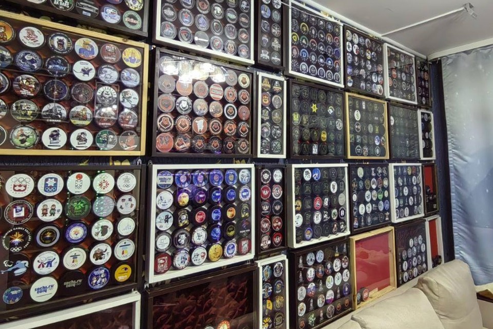    Коллекция шайб занимает у пермяка целую комнату. Фото предоставлено Дмитрием Лобановым.