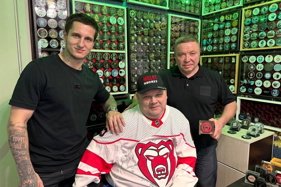    Генеральный директор «Молота» Александр Гулявцев и нападающий Владимир Михасенок лично приехали к Дмитрию Лобанову в гости и оценили коллекцию шайб. Фото предоставлено Дмитрием Лобановым.