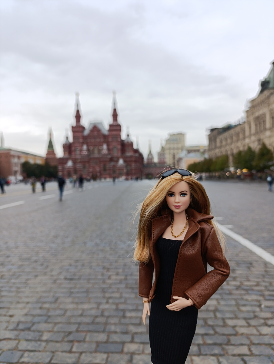 А здесь виден Государственный исторический музей .А мы держим свой путь в парк Зарядье