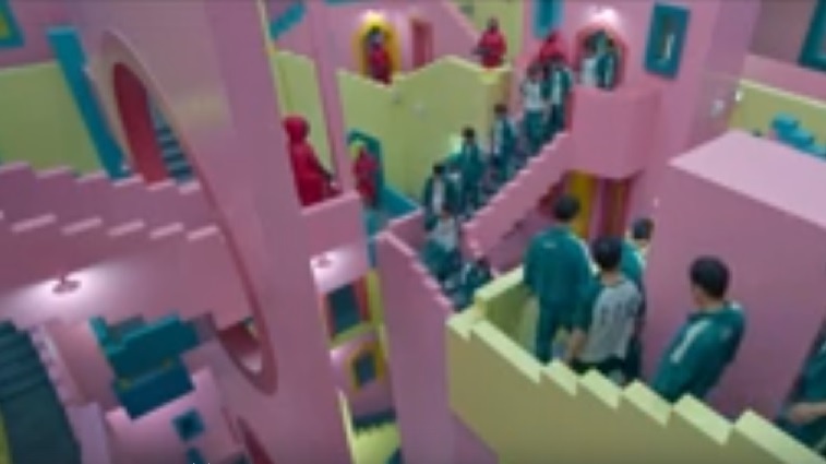  Все декорации сериала имеют яркие цвета 