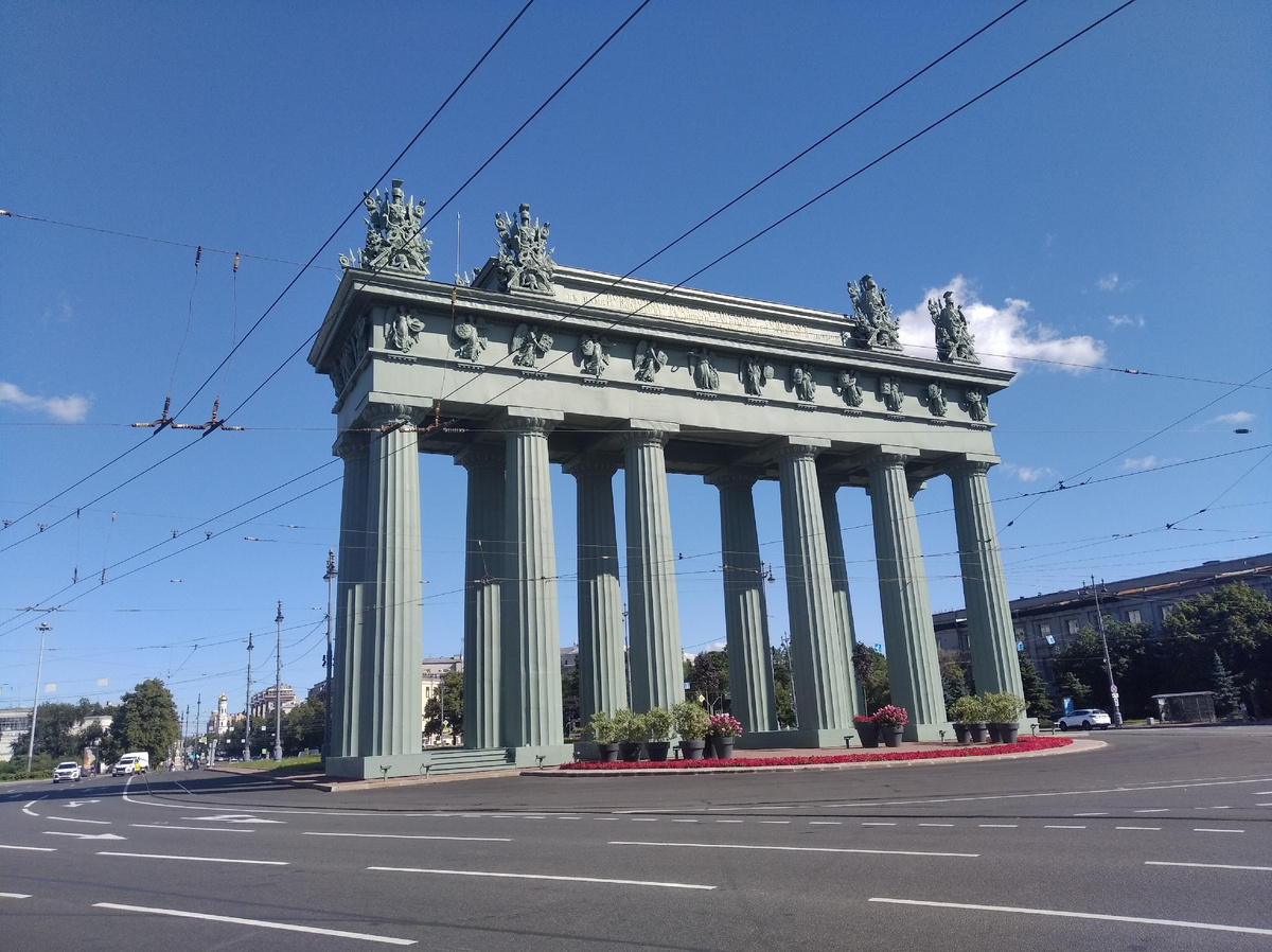 Московские ворота. На момент помтройки - самое крупное сооружение из чугуна. Листайте