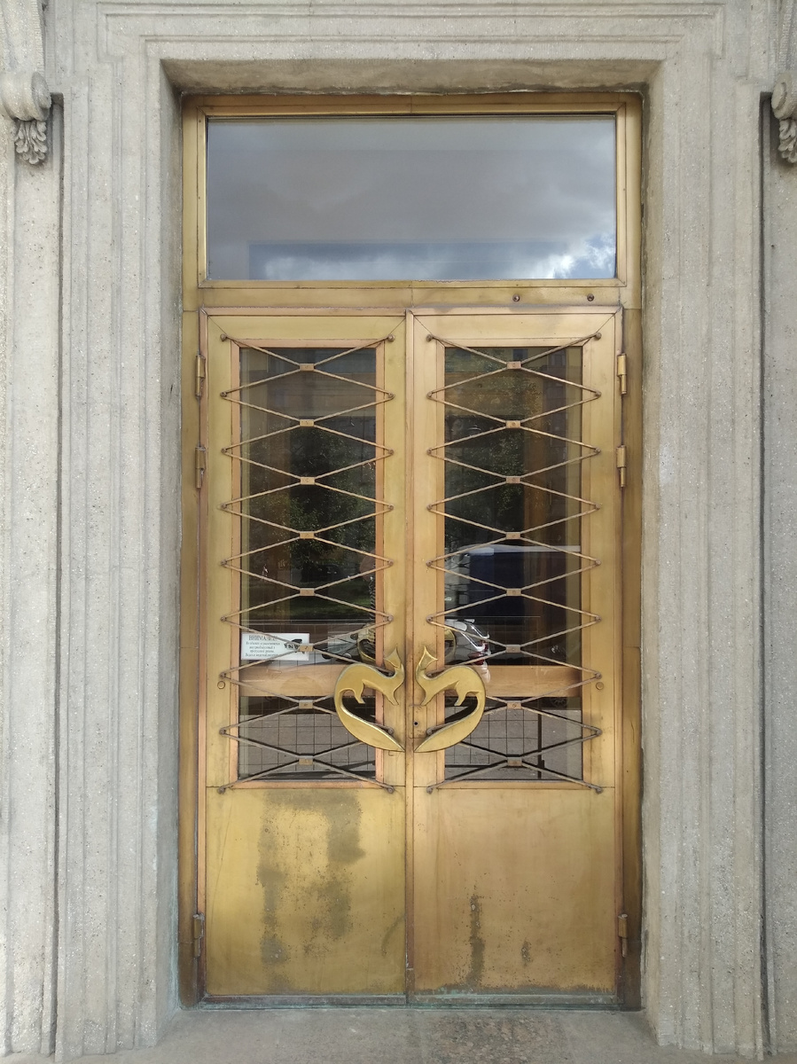 Входная дверь "Дома пушнины". Листайте