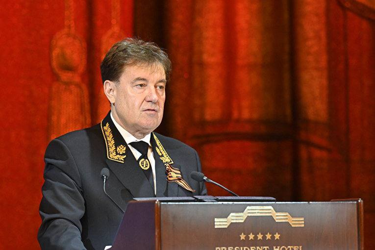 Момотов Виктор Викторович. В 1997 году защитил диссертацию кандидата юридических наук по теме «Берестяные грамоты — источник познания русского права XI–XV веков», в 2003-м — доктора юридических наук по теме «Формирование русского средневекового права в IХ–ХIV веках». Награжден орденом Дружбы.