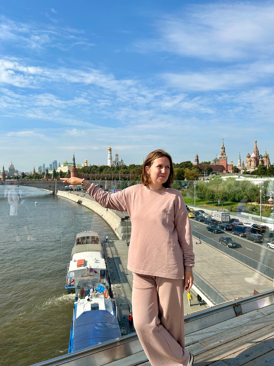 Меня тут в прошлой статье обхаяли, что сидела на брусчатке на Красной площади. Вот тут я стою :)
