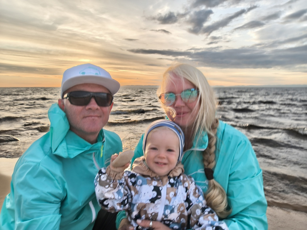 «Экипаж» Дудориных на Байкале: «капитан» Алексей, «старший помощник» Татьяна и «юнга» Антон.