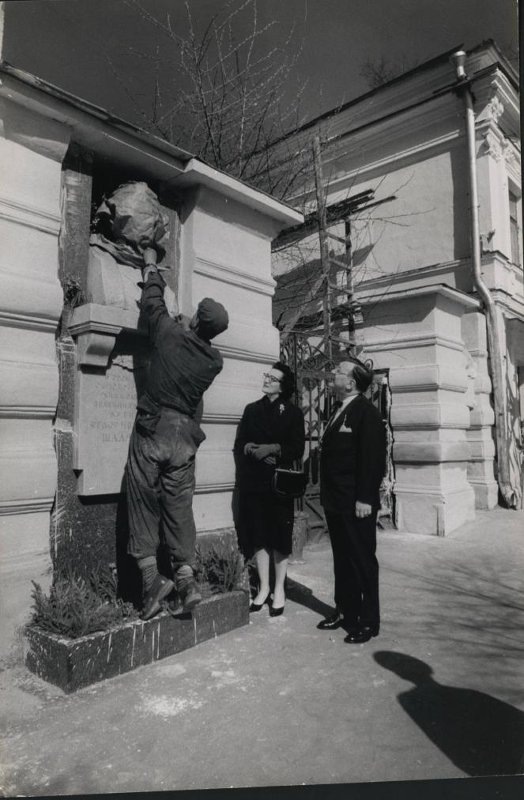 Б. Шаляпин и Х.И. Шаляпина в период пребывания в Москве. В доме на Новинском бульваре. 1960 г. Из фондов Российского национального музея музыки.
