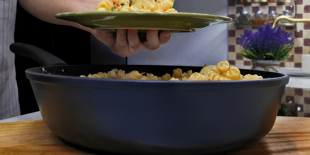 Проще этого рецепта из макарон не знаю, зато какая потрясающая вкуснота. Съедается большими сковородками и сразу хочется еще