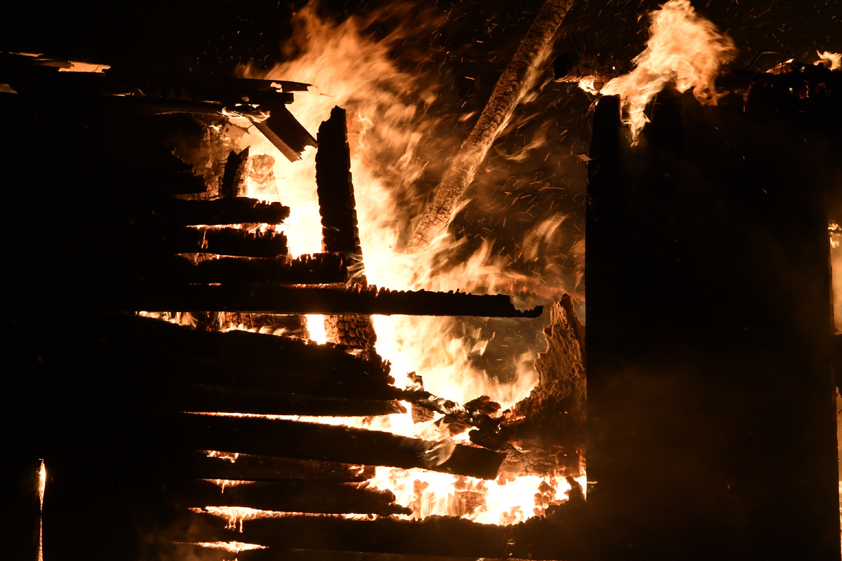 Пожарные даже не пытались спасти дома - к ним невозможно было подобраться / Фото: Владимир ВЕЛЕНГУРИН