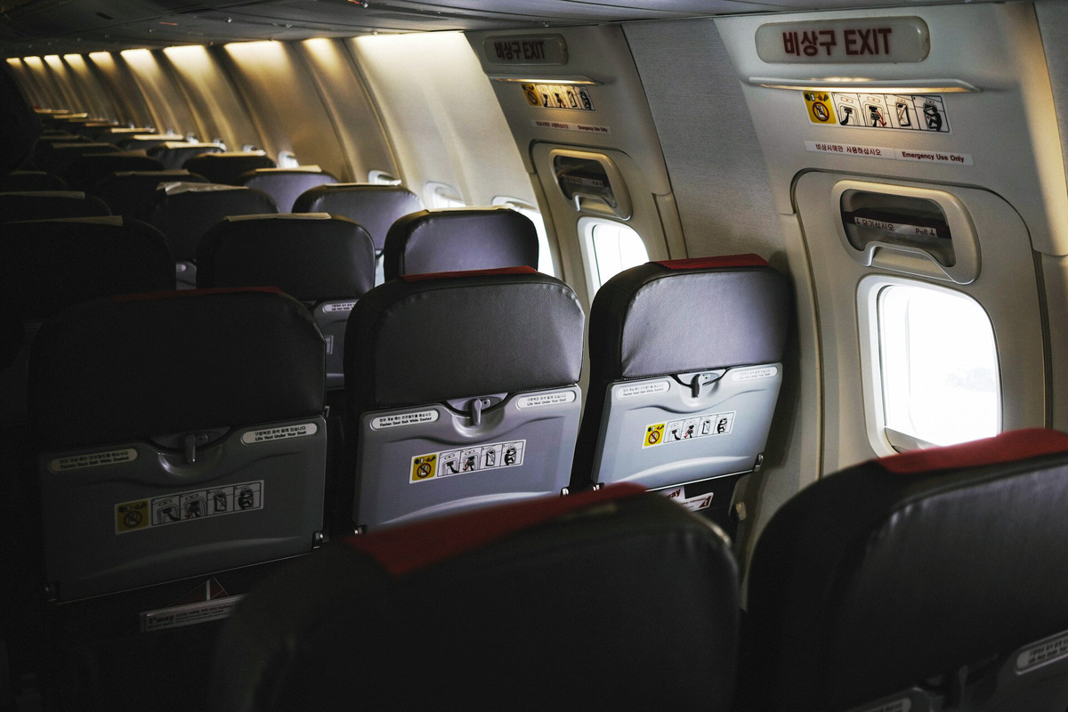 У тех же Boeing 737 и Airbus A320 два аварийных выхода идут подряд. Поэтому у пассажиров, сидящих около второго аварийного выхода, спинки кресел тоже не откидываются. Фото: Manki Kim / Unsplash