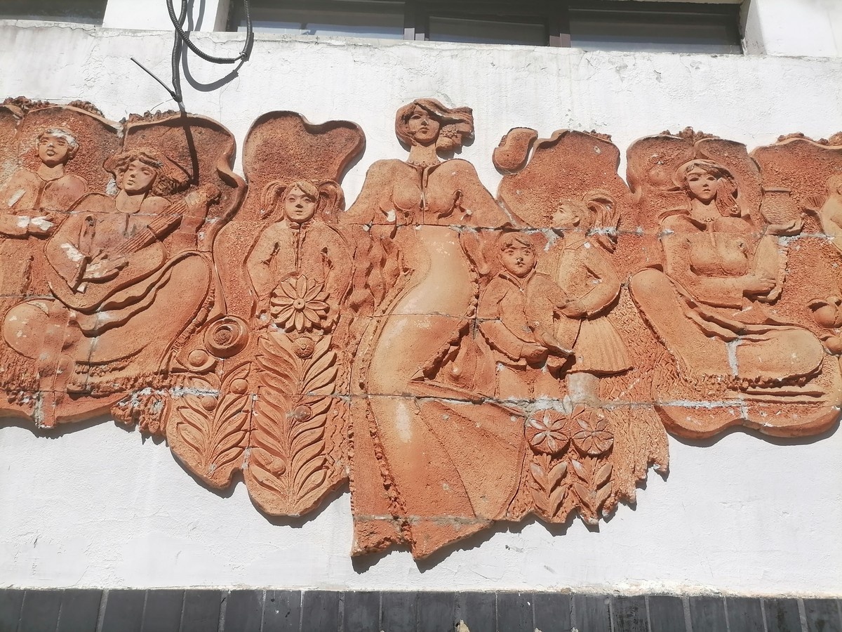 Панно в стиле "советский модернизм" на фасаде здания в Москве