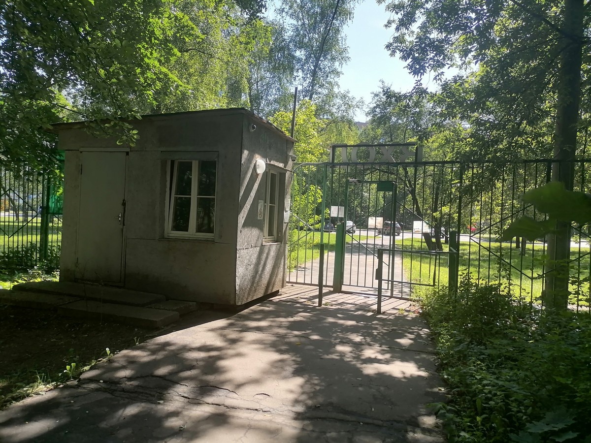 При входе в санаторий стоит сторожка, в ней есть охранник, но любой может пройти свободно