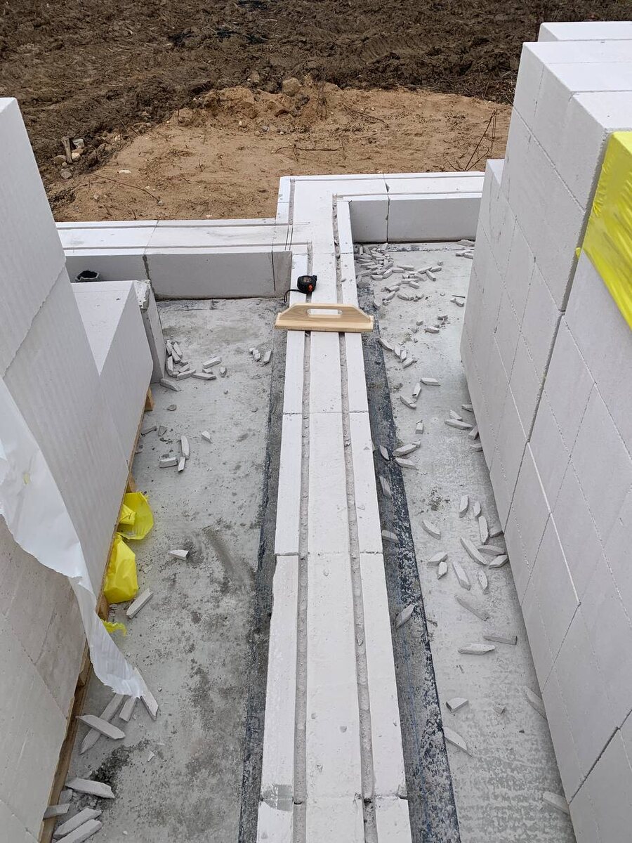 Фото с объекта Интел Групп: армирование первого ряда кладки из газобетона