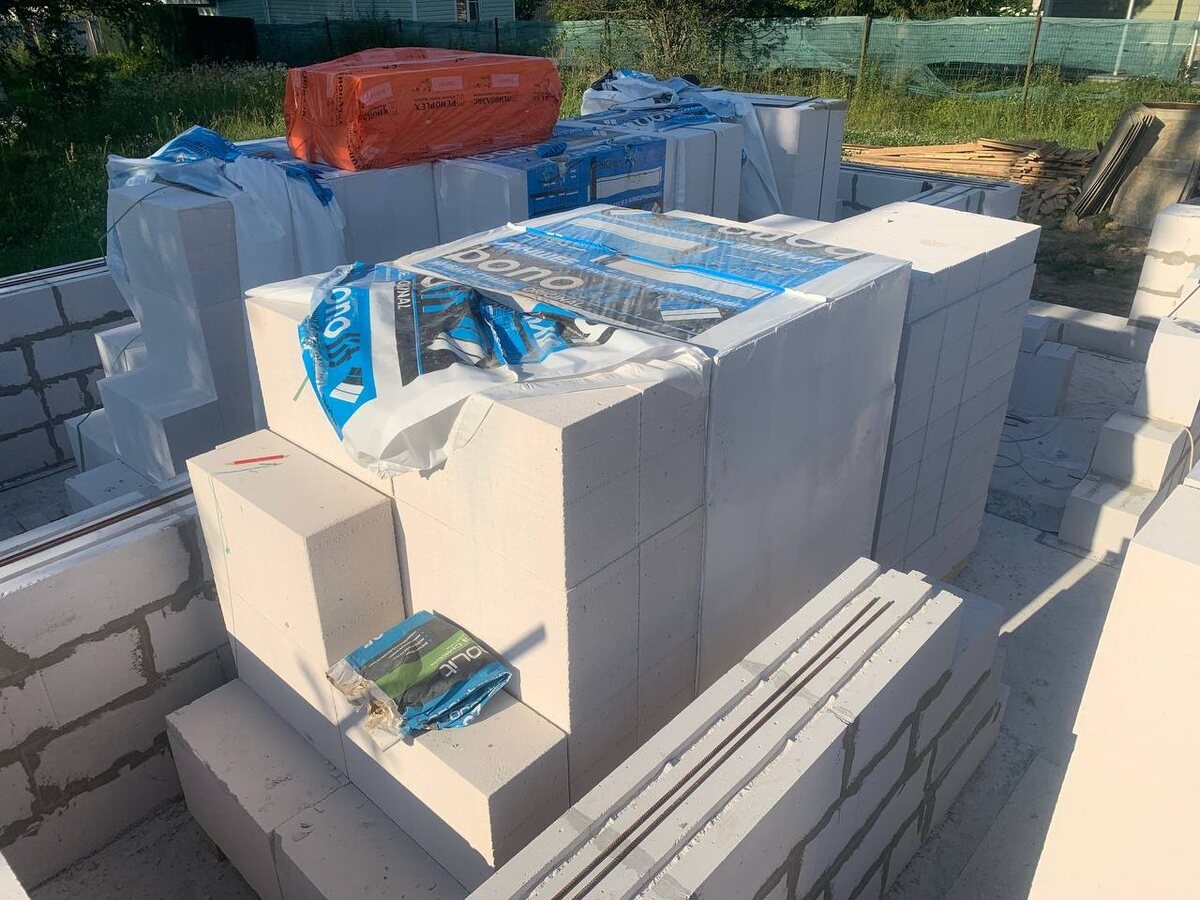 Фото с объекта Интел Групп: газобетонные стены с армированием каждого третьего ряда кладки.