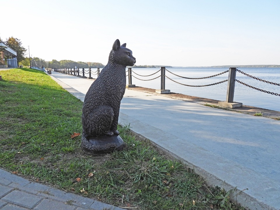 В Тверской области поставили памятник котам, чьи дома были затоплены