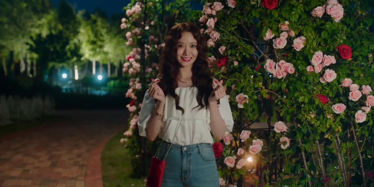 Юна в роли кондитерши в которую вселился "демон"