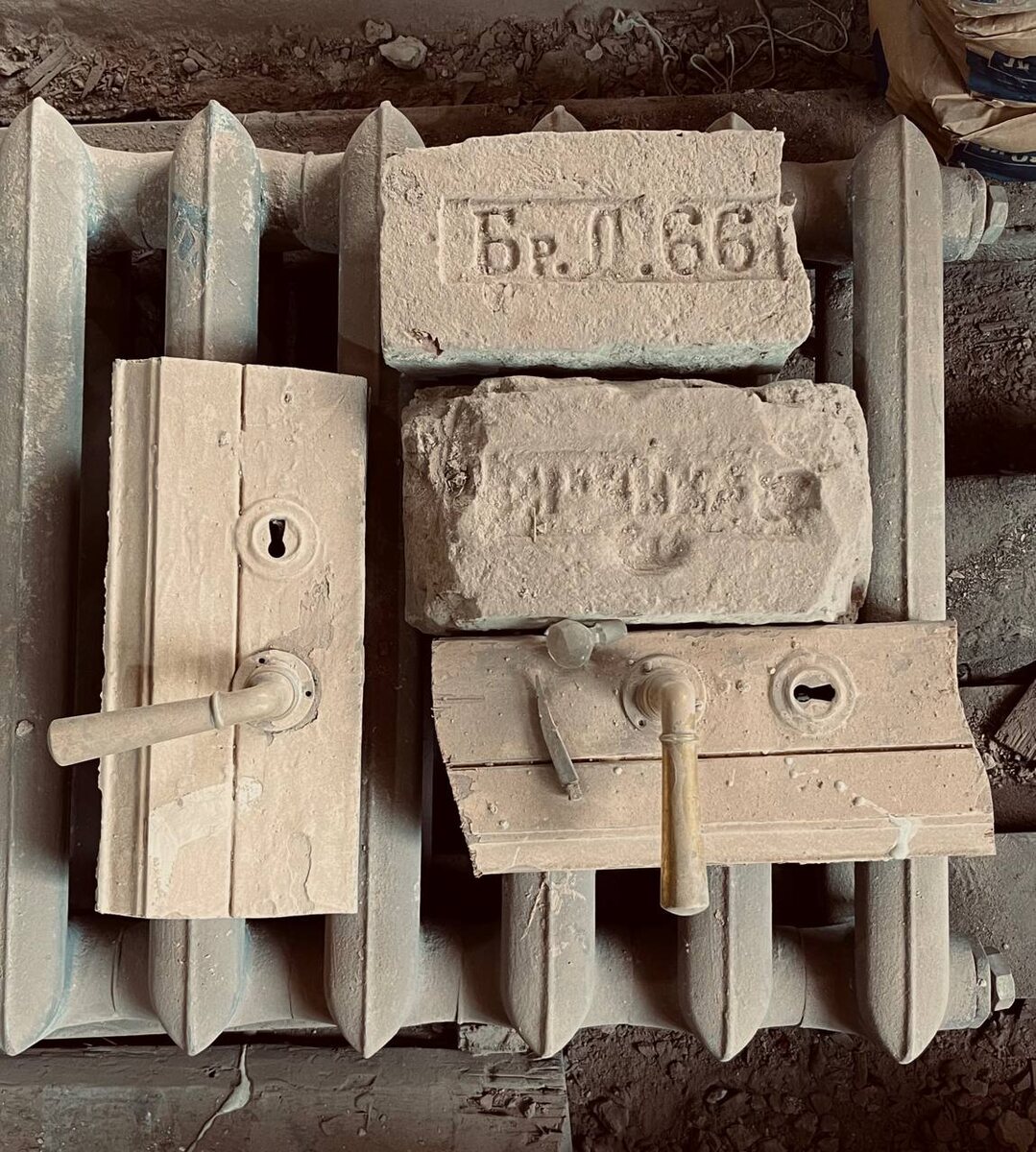 "Сокровища" старого фонда, обнаруженные нашей командой на этапе демонтажа.