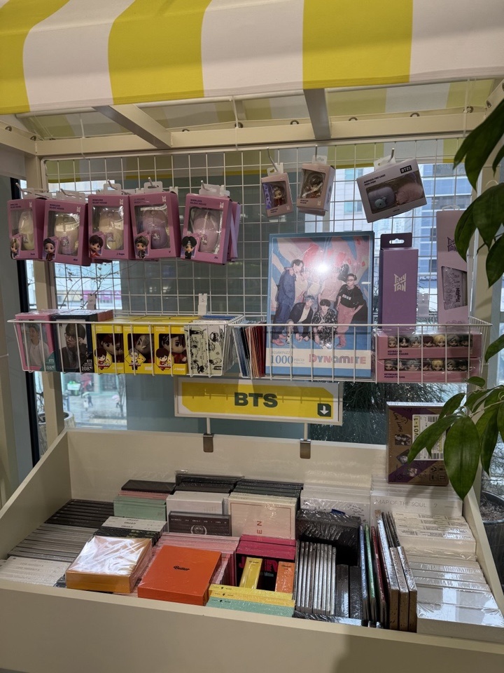 Магазин  К-поп групп в Сеуле. BTS
