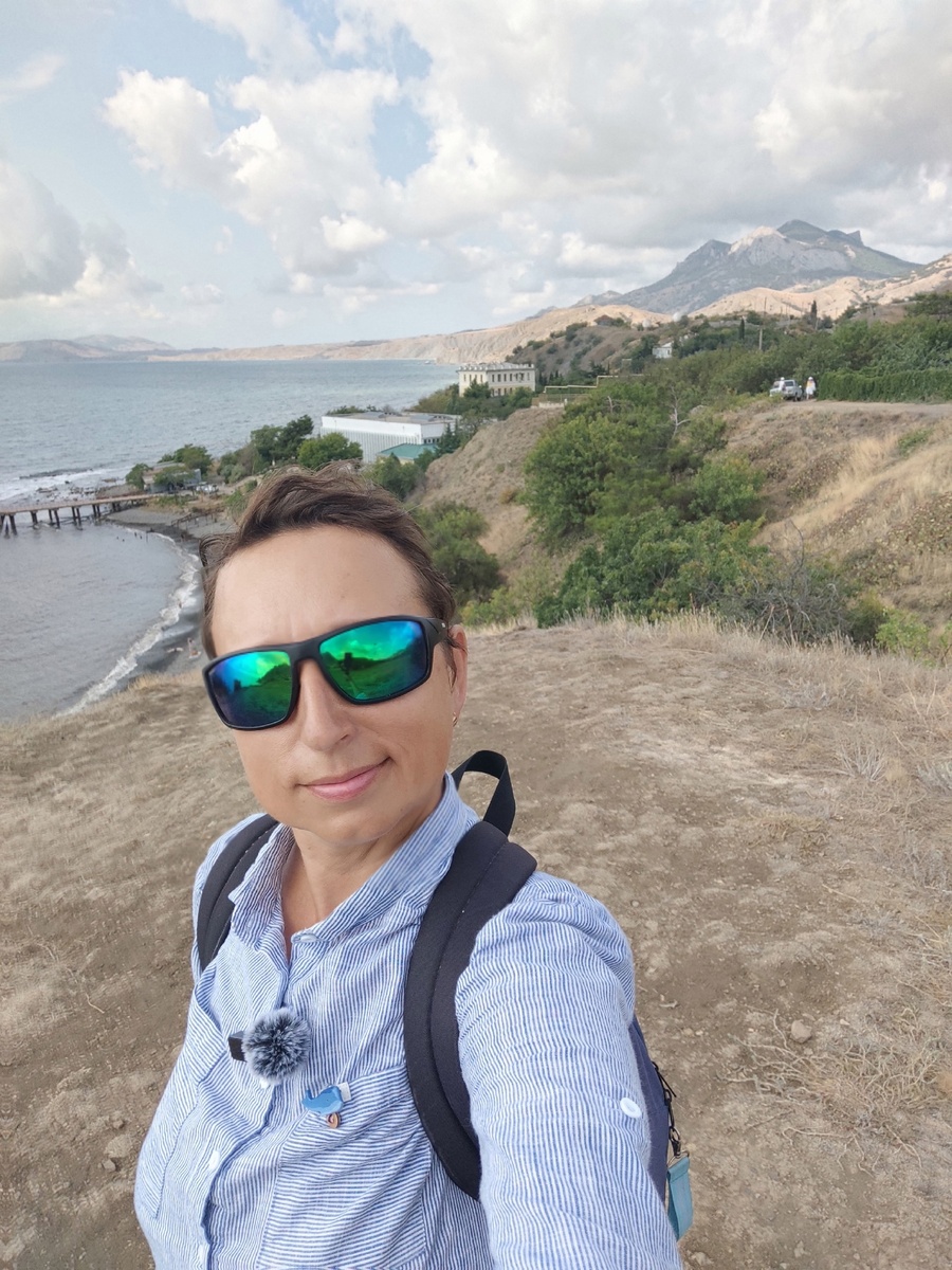 На фоне лабораторного корпуса научной станции и дельфинария