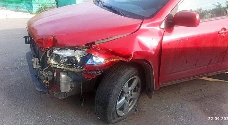    В Новосибирске ищут владельца разбитого красного джипа. Фото: пресс-служба мэрии Новосибирска