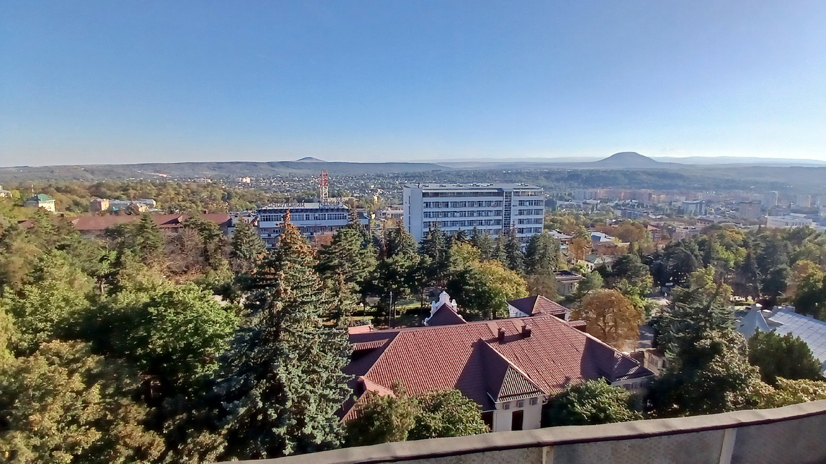 Вид с нашего балкона на Эльбрус