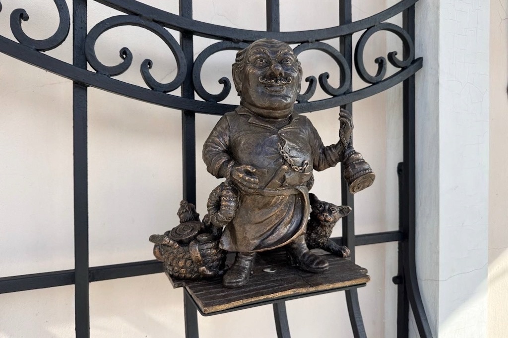    Бронзовую фигурку мясника поставили на Советском проспекте, 28.