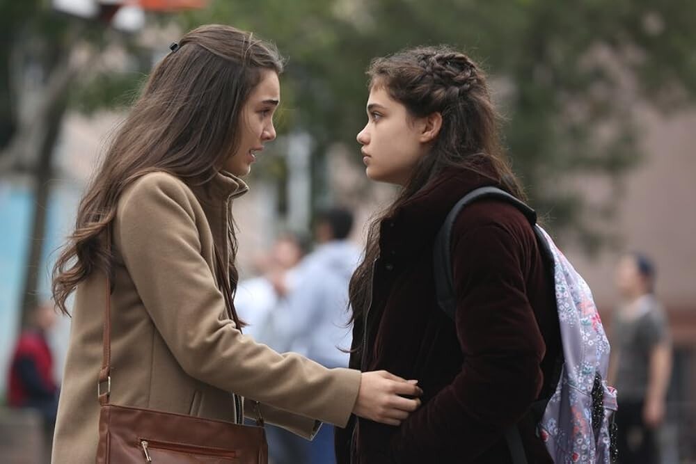 кадр из сериала "Гюльпери"